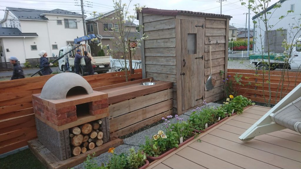 施工事例:アウトドアオーブンと屋根設置
