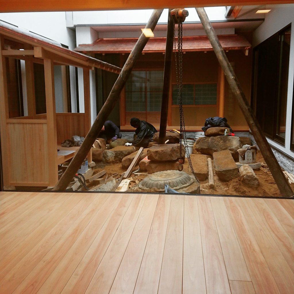 中庭作り。