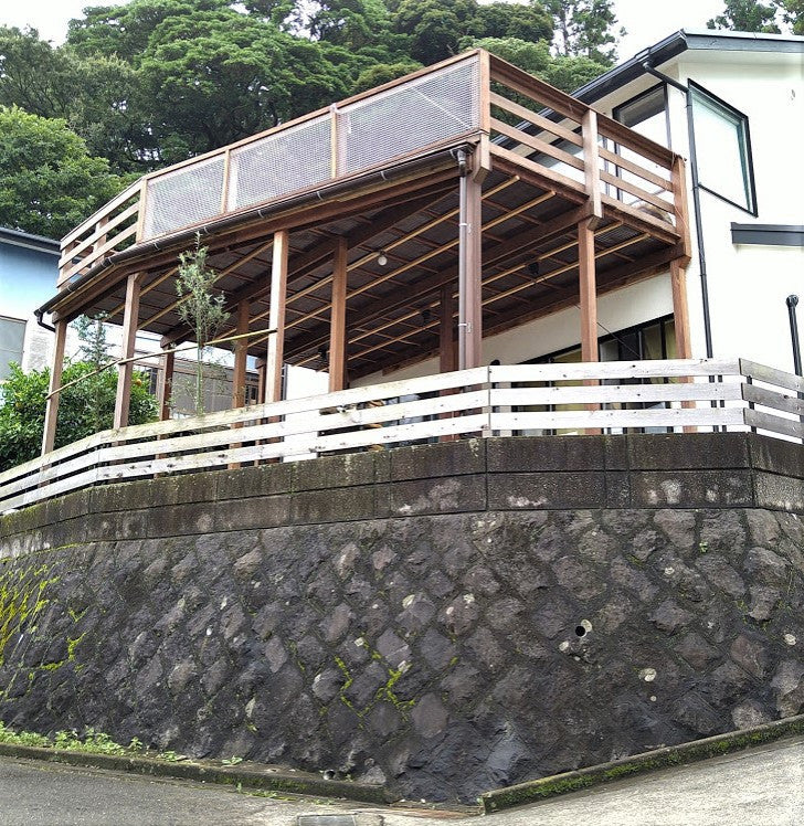 高い場所のウッドデッキ
