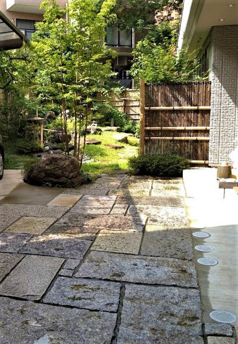 I邸、都会の小さな庭