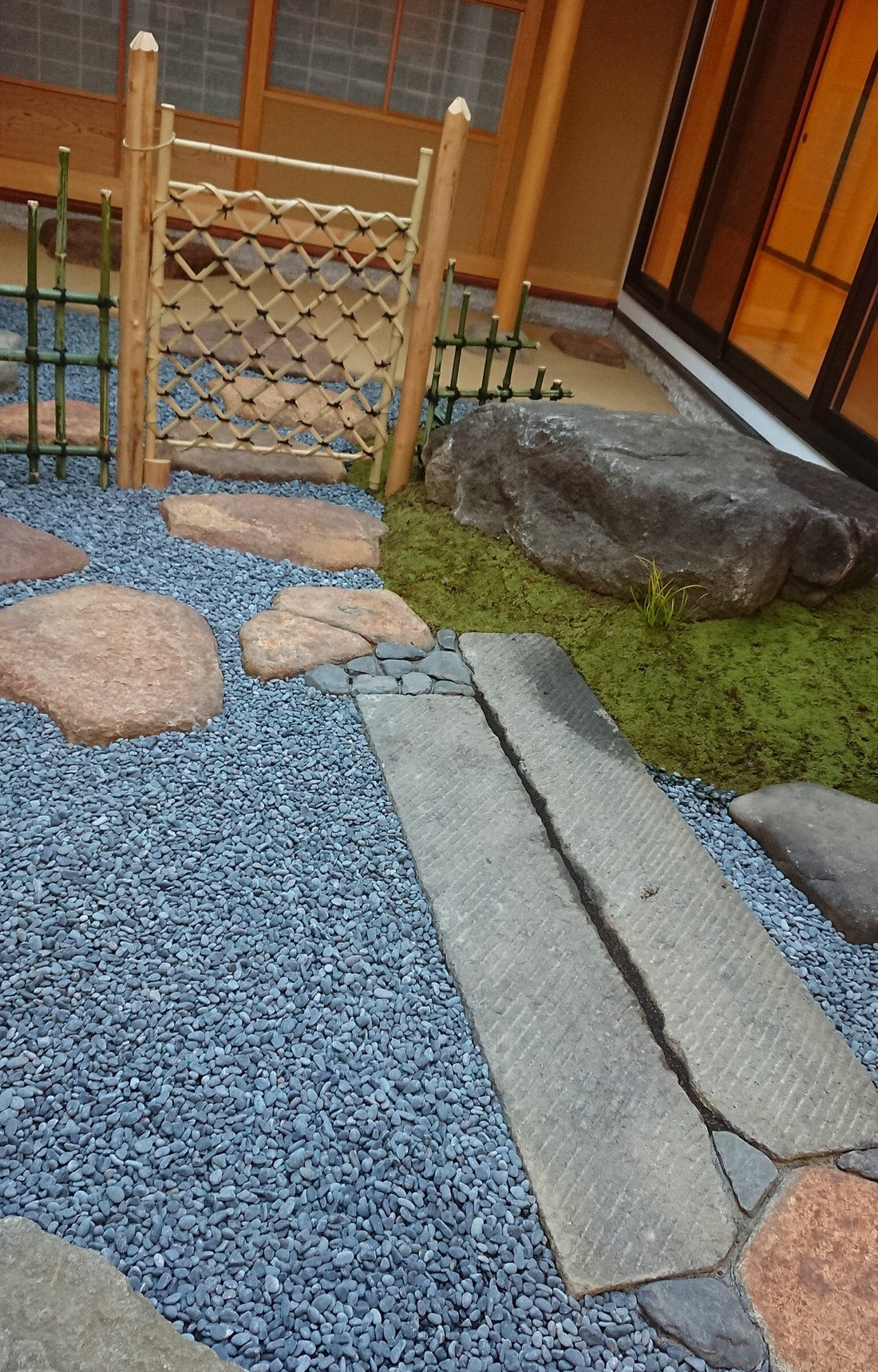 中庭の路地（茶庭）
