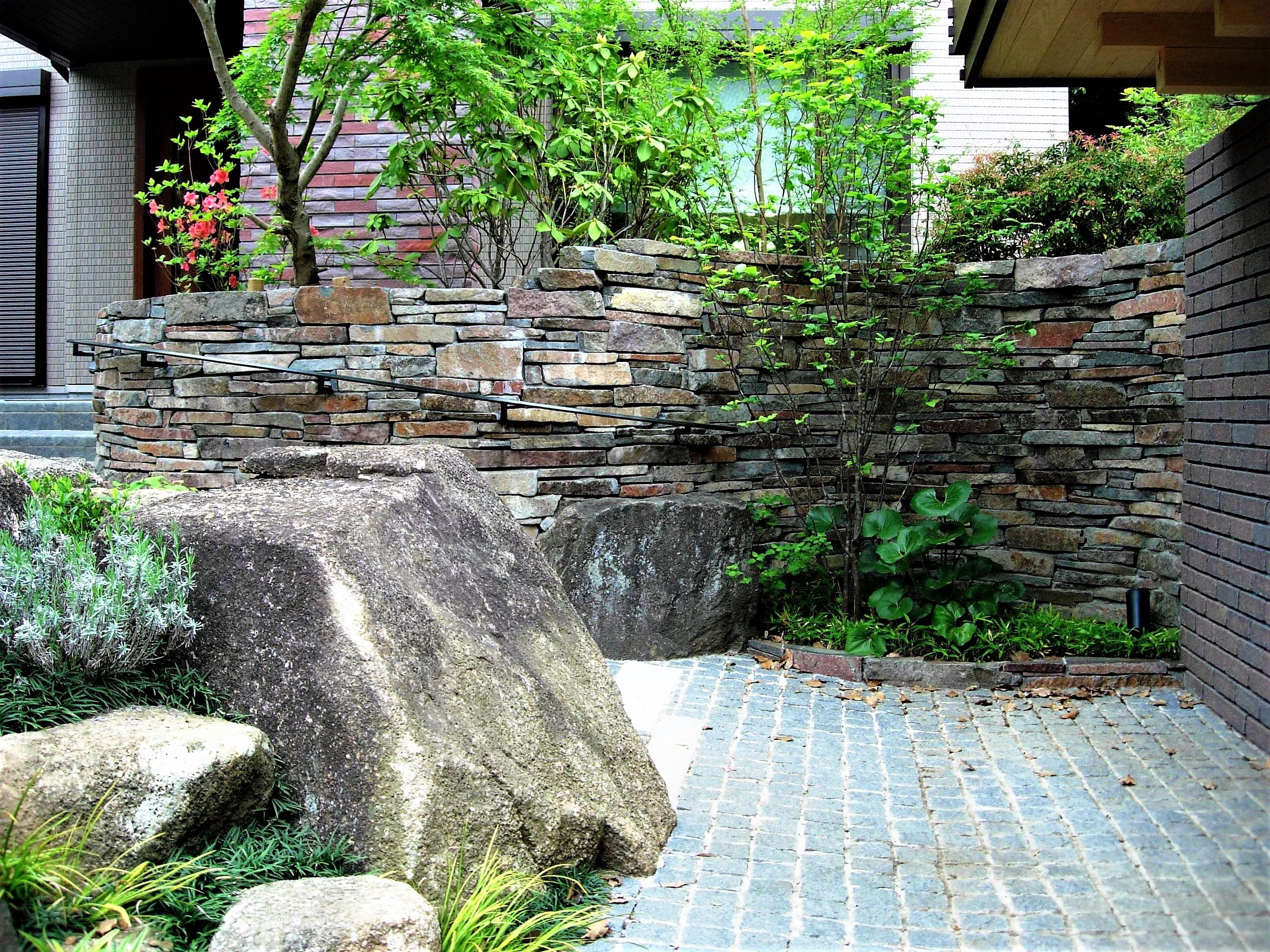 石垣のある雑木の庭
