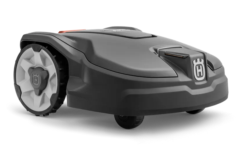 ハスクバーナのロボット芝刈り機の側面図で、車輪とブランドロゴが見えます。