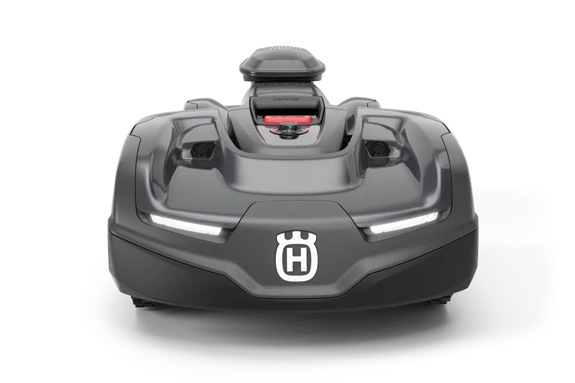 ワイヤーフリー技術を搭載した Husqvarna Automower® 435X AWD NERA。ハスクバーナのロボット芝刈機の正面図。