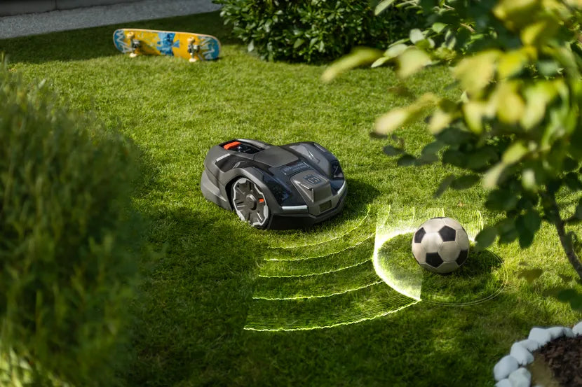 庭のサッカーボールの周りをナビゲートするロボット芝刈り機。